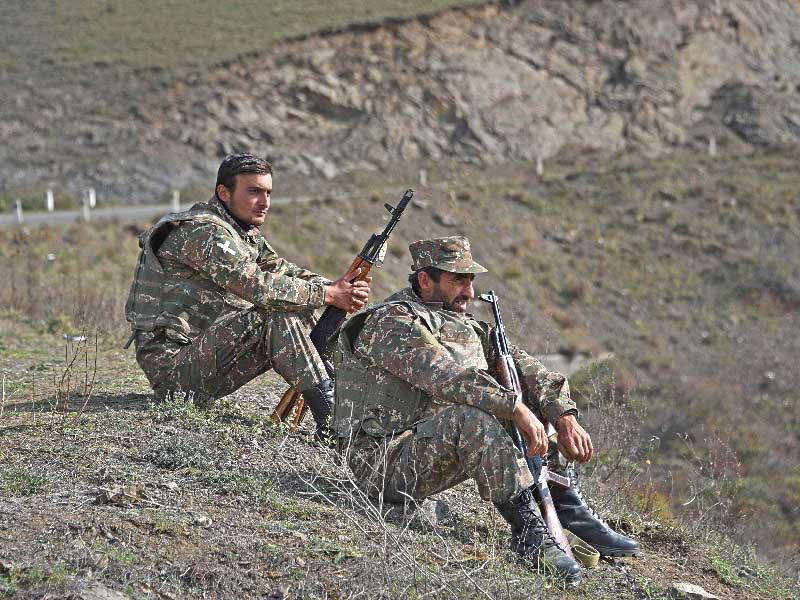 عنصران احتياطيان أذريان في مدينة شوشا أمس (ا ف ب)