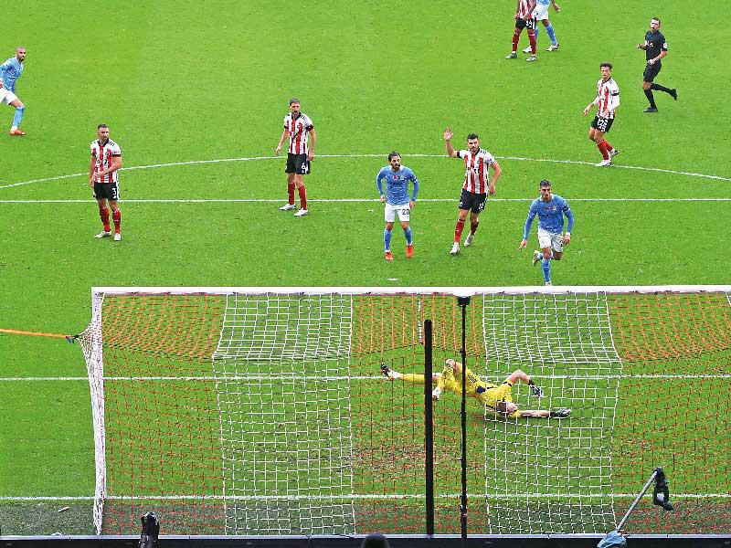 وولكر نجم مانشستر سيتي يحرز هدفه في مرمى شيفيلد