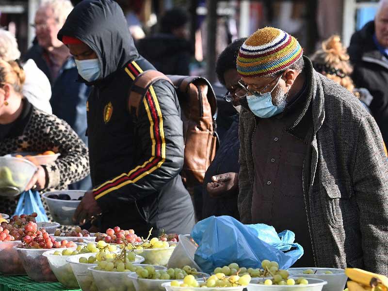 يرتدي المتسوقون أقنعة الوجه في أسواق مدينة ليدز في ليدز