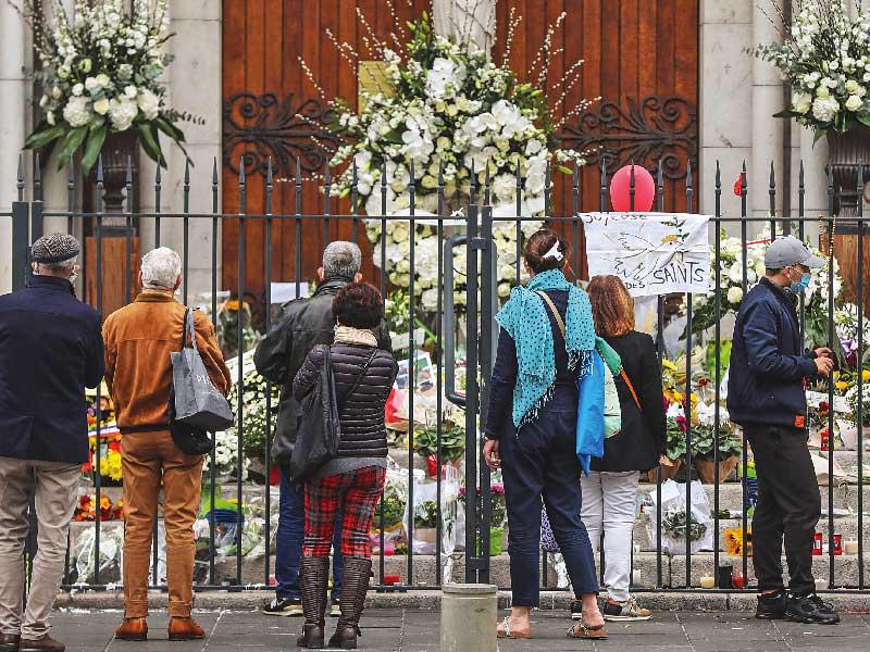 فرنسيون أمام كنيسة نوتردام في نيس أمس (أ ف ب)