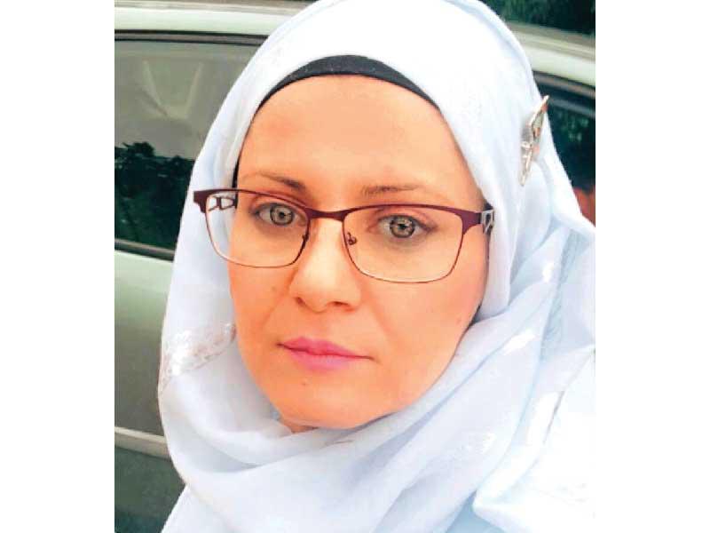 الأديبة الجزائرية المقيمة في فرنسا خديجة بن عادل