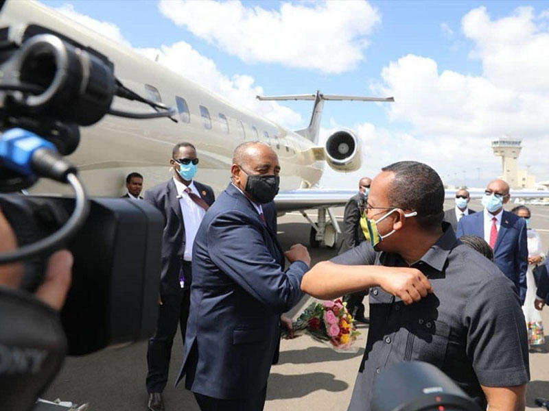 آبي أحمد مستقبلا البرهان في أديس أبابا أمس  (سونا)