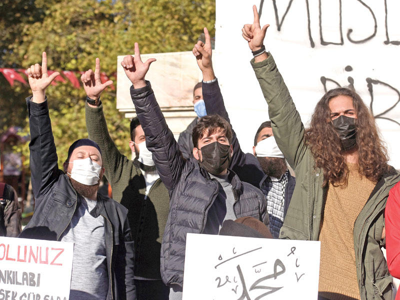 أتراك يتظاهرون تنديداً بالرسوم الكاريكاتورية المسيئة في إسطنبول أمس (رويترز)