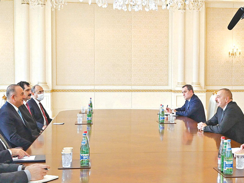 علييف مستقبلاً تشاووش أوغلو والوفد التركي المرافق في باكو أمس (أ ف ب)