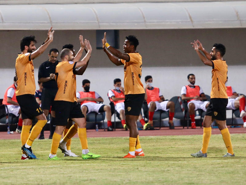 لاعبو القادسية يحتفلون 