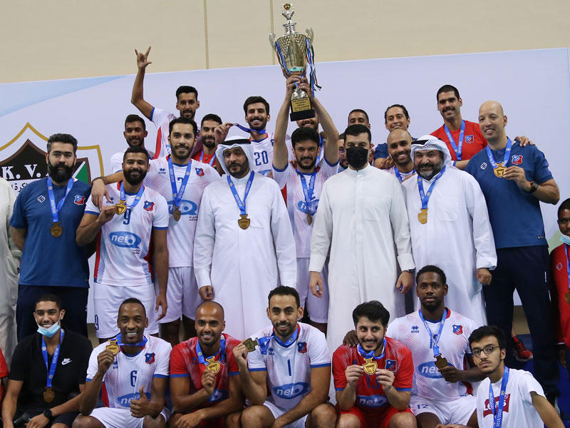 فريق الكويت وجهازه الفني والإداري على منصة التتويج        (تصوير جورج ريجي)