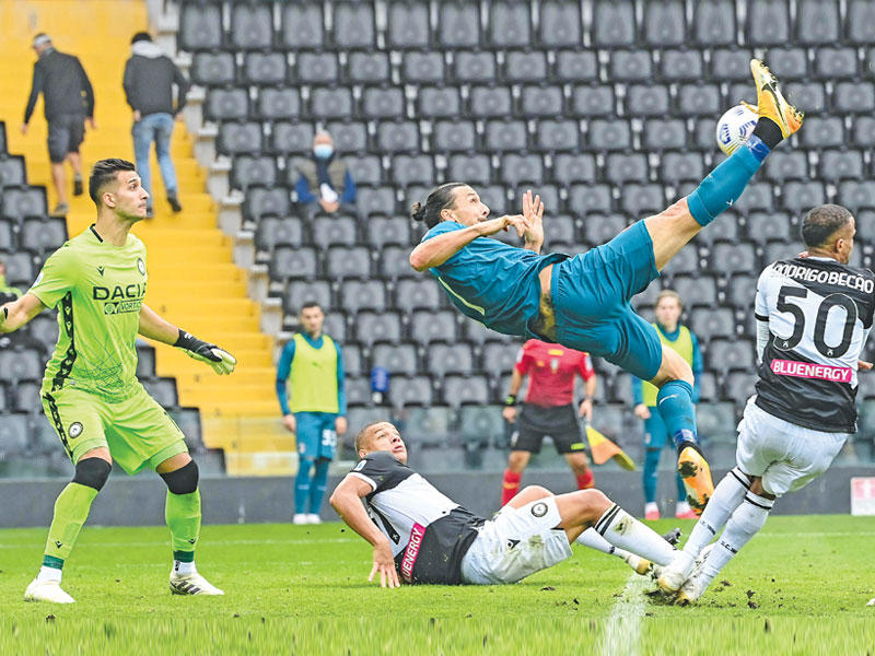 إبراهيموفيتش نجم ميلان يحرز هدفا في مرمى أودينيزي