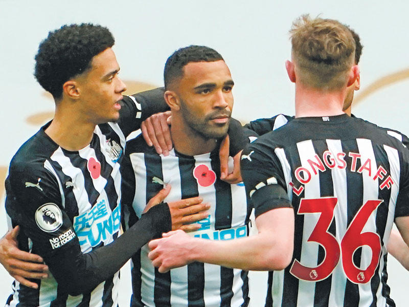 فرحة لاعبي نيوكاسل بعد إحرازهم هدفاً في مرمى إيفرتون