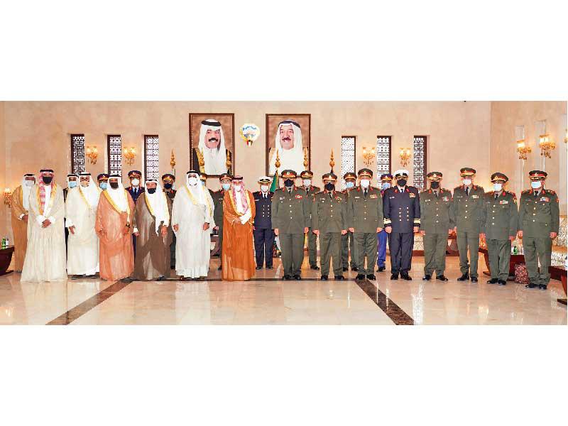 صاحب السمو متوسطاً وزير الدفاع وقيادات الوزارة والجيش خلال الزيارة أمسn