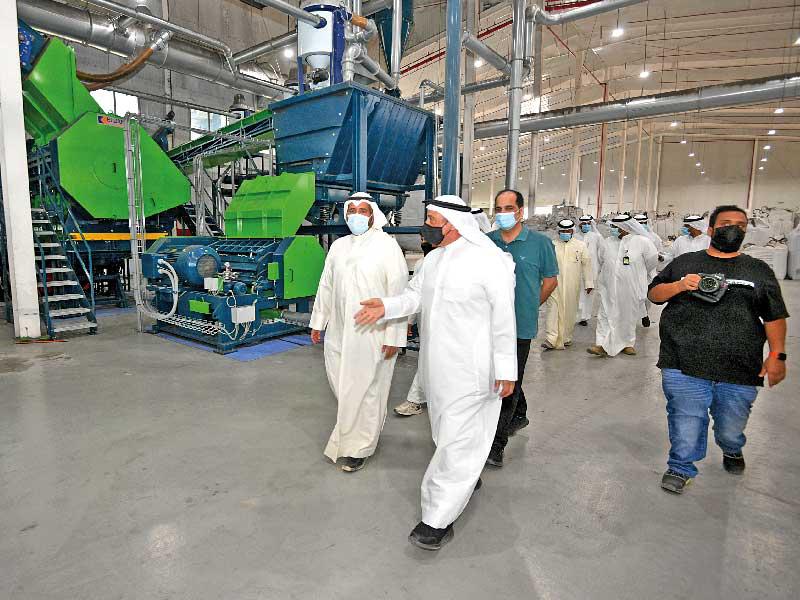 الأحمد خلال تفقده مصنع إعادة تدوير الإطارات في السالمي أمس (تصوير نوفل إبراهيم)