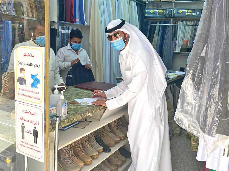 تسجيل إحدى المخالفات في الأحمدي 