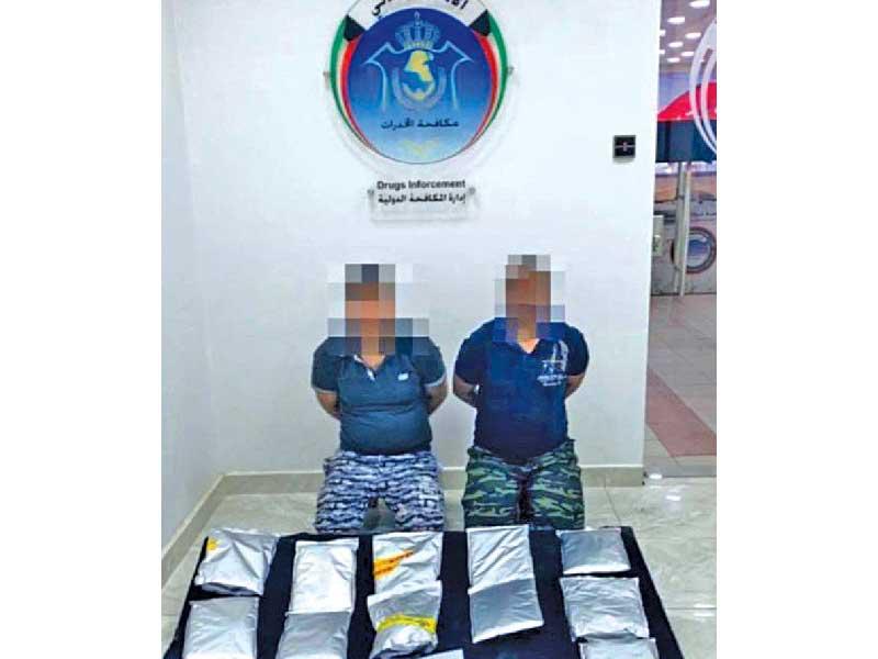 المتهمان وأمامهما المخدرات 