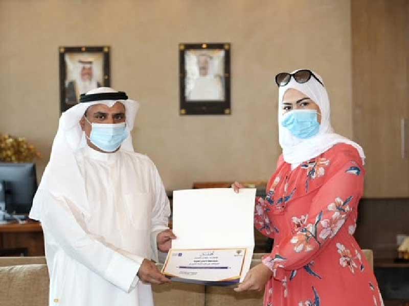 الحربي مكرماً إحدى الفائزات