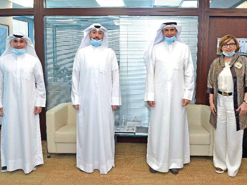 المدير العام لبنك بوبيان وليد الياقوت مع ممثلي الهيئة الخيرية ومنظومة البناء البشري  