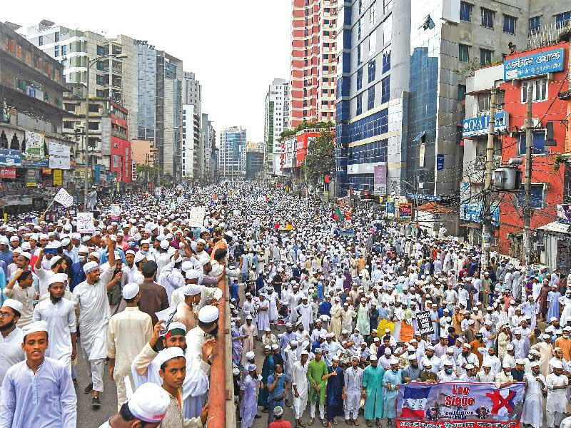 تظاهرة مناهضة لفرنسا في دكا أمس (أ ف ب)