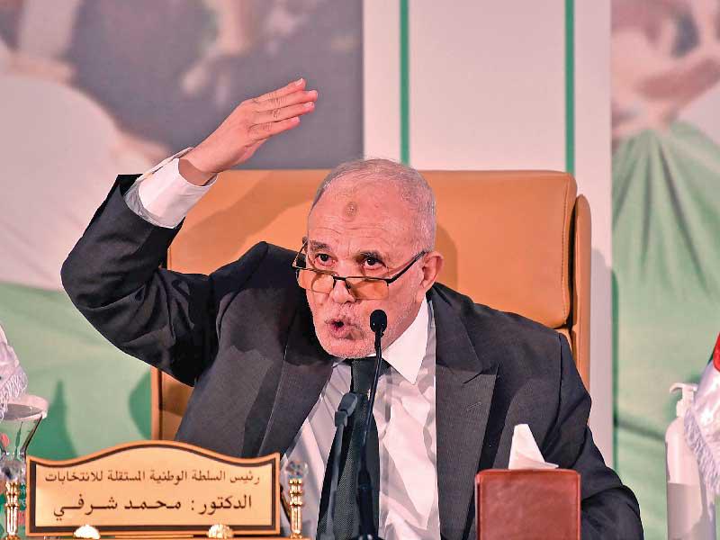 رئيس السلطة الوطنية المستقلة للانتخابات محمد شرفي متحدثا خلال مؤتمر إعلان نتائج الاستفتاء في الجزائر أمس  (أ ف ب)