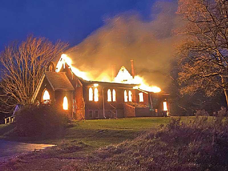 حريق كنيستين بمقاطعة أونتاريو الكندية