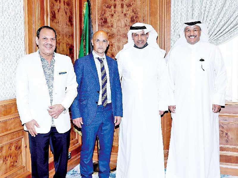 المدير العام للهيئة العامة للرياضة د. حمود فليطح مستقبلاً  مدرب منتخبينا الأول والأولمبي لكرة القدم كاراسكو وعضو مجلس إدارة اتحاد الكرة رئيس اللجنة الفنية خالد الشمري