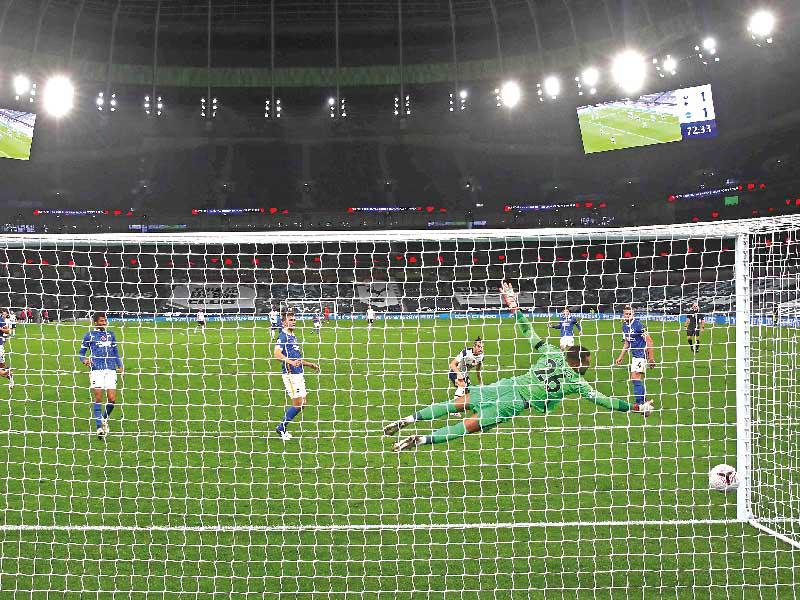 غاريث بيل نجم توتنهام يحرز هدفاً في مرمى برايتون