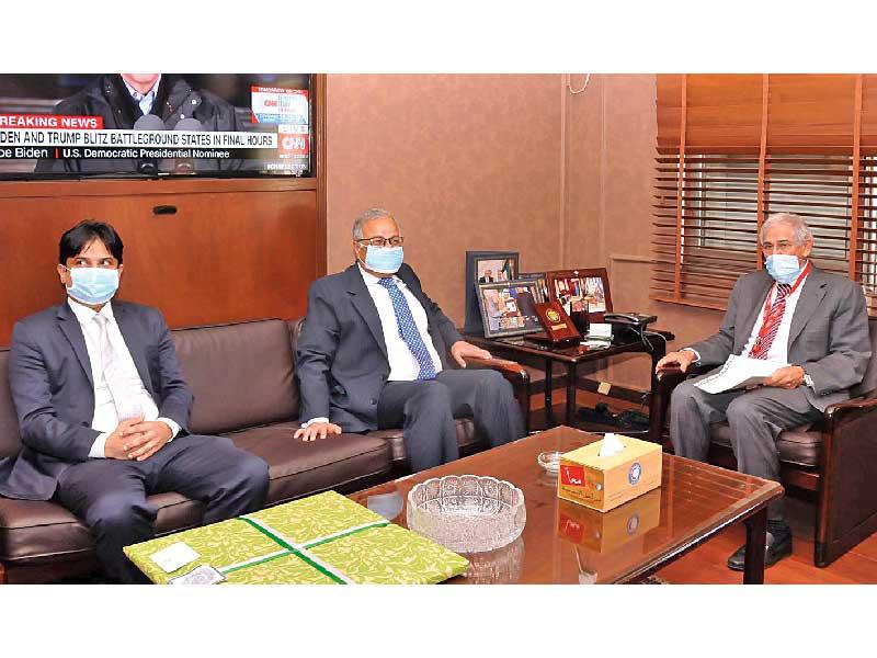 رئيس مجلس إدارة الجمعية د. هلال الساير مستقبلاً السفير الباكستاني أمس