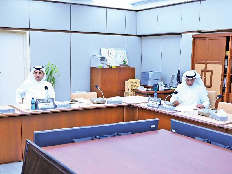 المويزري والرويعي في اجتماع سابق للجنة التحقيق