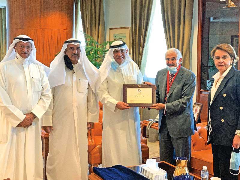 محمد الصقر يتلقى تكريماً من  د. هلال الساير في حضور عبدالله الحميضي ووفد الجمعية