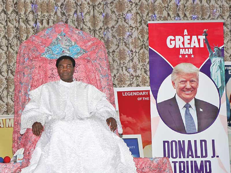 قائد طائفة مسيحية نيجيرية موالية لترامب خلال تجمع مؤيد للرئيس الأميركي (رويترز)