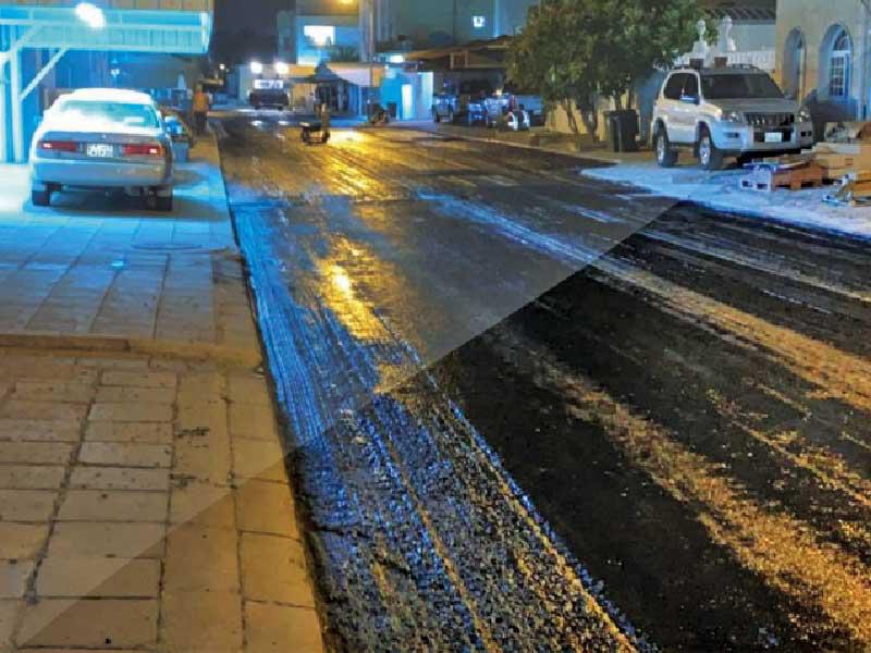 جانب من أعمال الصيانة في أحد الشوارع الداخلية 