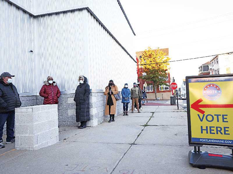 أميركيون ينتظرون دورهم للاقتراع في بورتلاند أمس (أ ف ب)