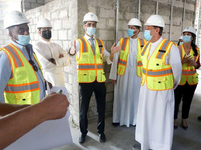  الرئيس التنفيذي بالوكالة الدكتور محمد القناعي يستمع إلى شرح حول تطورات بناء مستشفى «ضمان» في الأحمدي