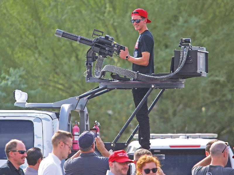 أميركي مسلح برشاش في مسيرة مؤيدة لترامب في أريزونا أمس (رويترز(