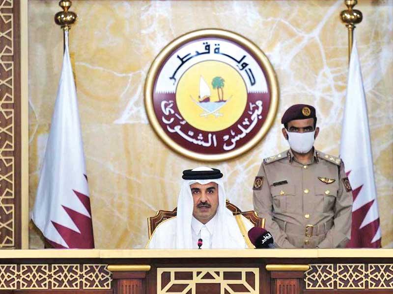 الشيخ تميم بن حمد متحدثاً بمقر مجلس الشورى في الدوحة أمس (رويترز)