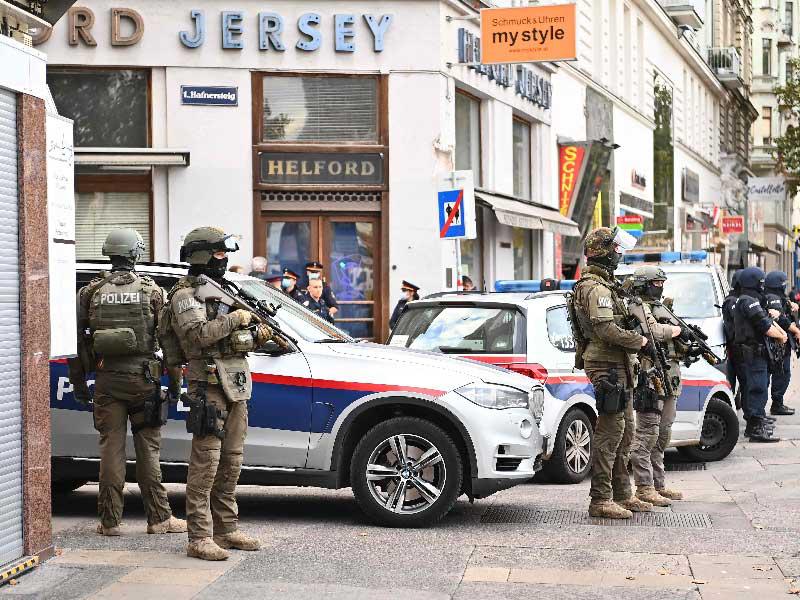 يقوم رجال الشرطة بتأمين المنطقة المحيطة بمسرح جريمة في فيينا