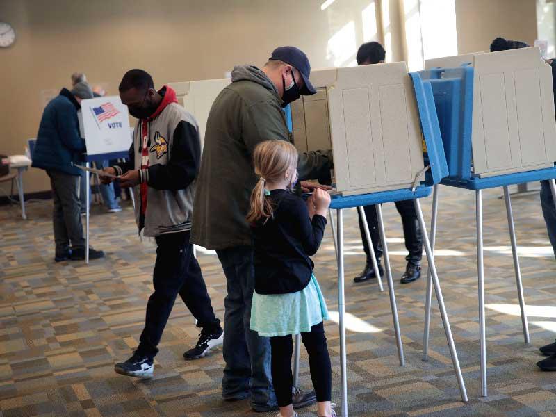 الناخبون الأميركيون امام صناديق الاقتراع