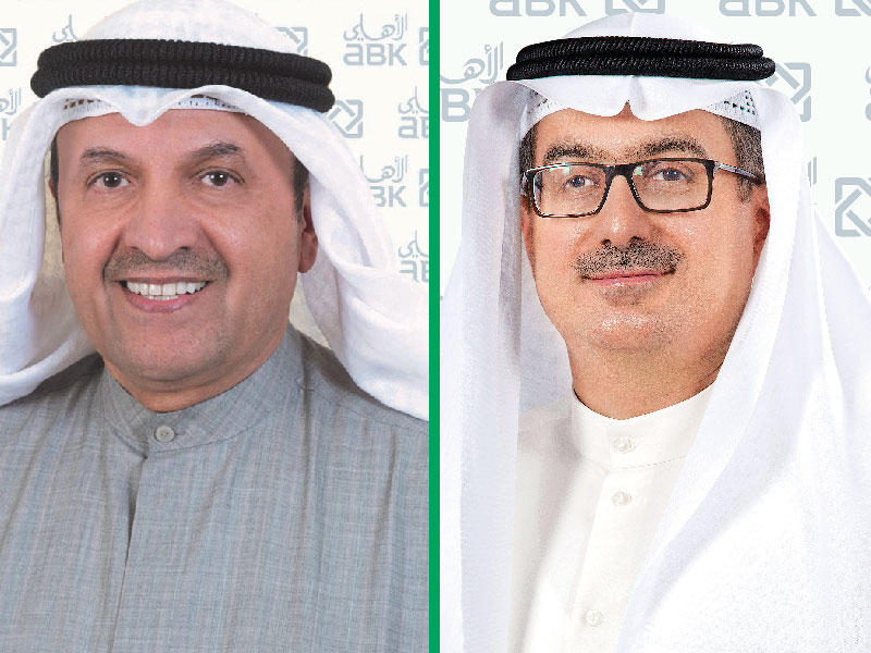  رئيس مجلس إدارة البنك الأهلي الكويتي طلال بهبهاني- نائب الرئيس التنفيذي للمجموعة، عبدالله السميط