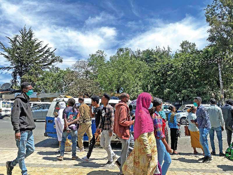 أثيوبيون بأحد شوارع أديس أبابا أمس (رويترز)