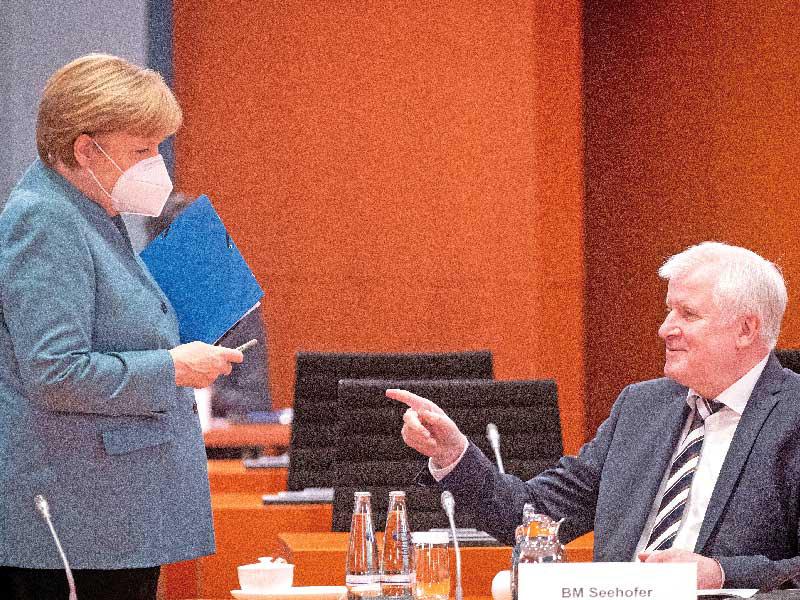 الناطق باسم وزارة الداخلية الألمانية شتيفه ألتر مع المستشارة الألمانية أنغيلا ميركل 