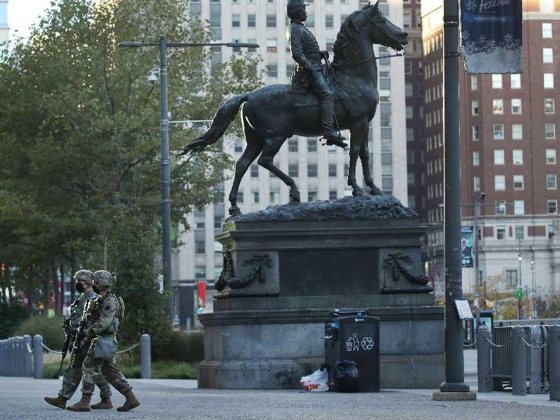 جنديان من الحرس الوطني في فيلادلفيا أمس  (أ ف ب)