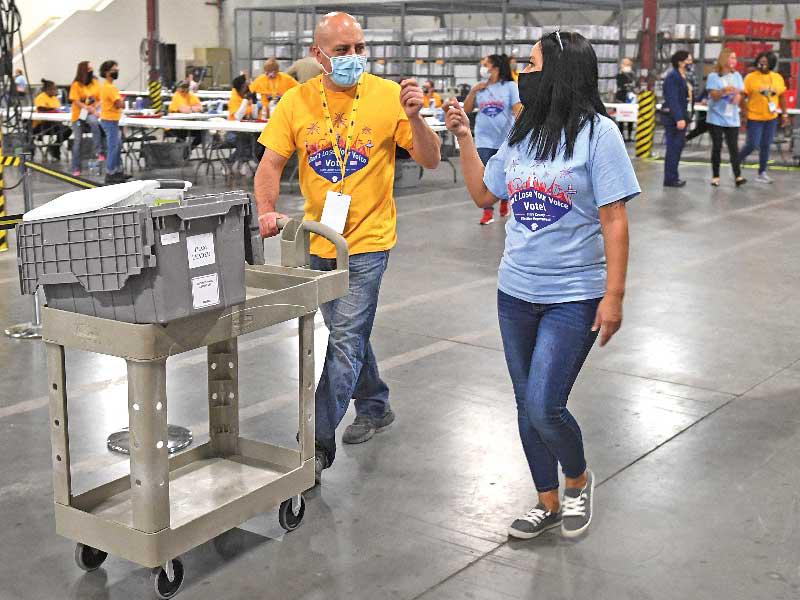 أصوات الناخبين في طريقها إلى الفرز في نيفادا (أ ف ب)