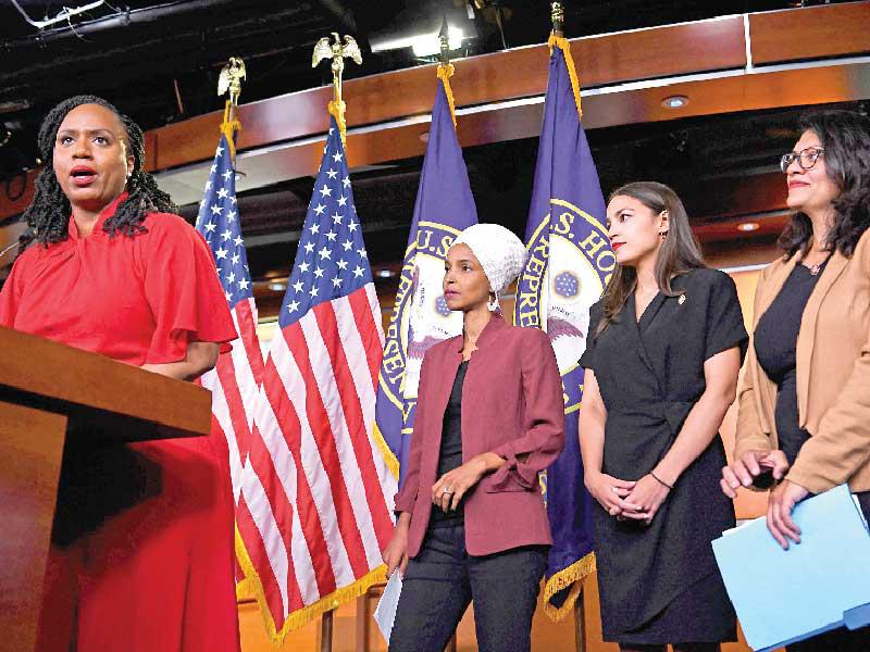النائبات آيانا بريسلي وإلهان عمر ورشيدة طليب والكسندرا كورتيز خلال مؤتمر في «الكابيتول» بواشنطن العام الماضي (أ ف ب)