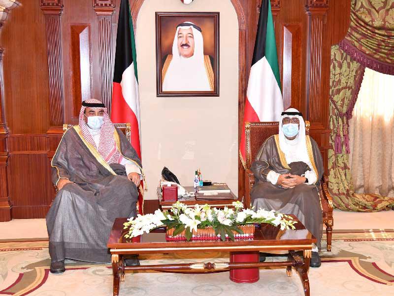 سمو ولي العهد الشيخ مشعل الأحمد مستقبلاً رئيس مجلس الوزراء سمو الشيخ صباح الخالد أمس