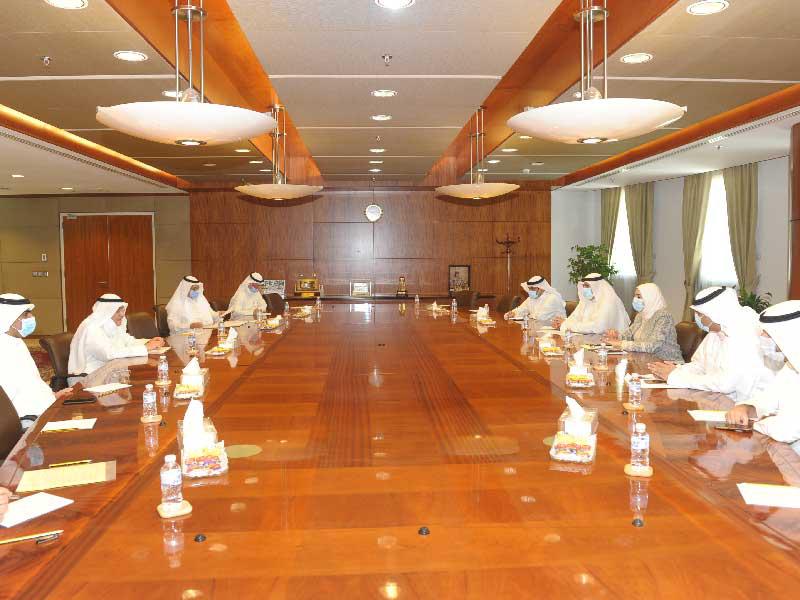 جانب من اجتماع محمد الصقر رئيس غرفة تجارة وصناعة الكويت ومريم العقيل وزيرة الشؤون الاجتماعية وزيرة الدولة للشؤون الاقتصادية في غرفة التجارة أمس