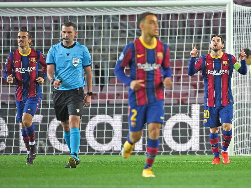 ميسي نجم برشلونة يحتفل بهدفه