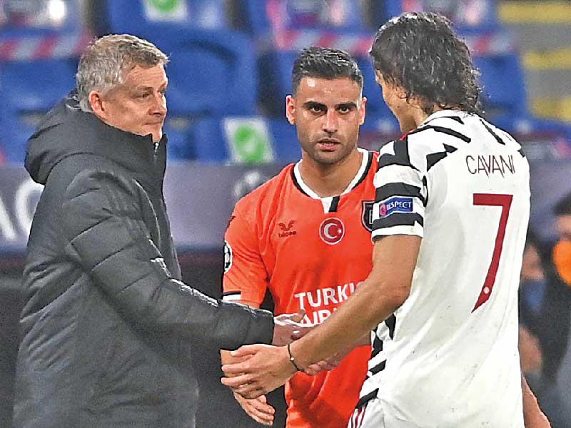 سولشاير يصافح كافاني بعد المباراة