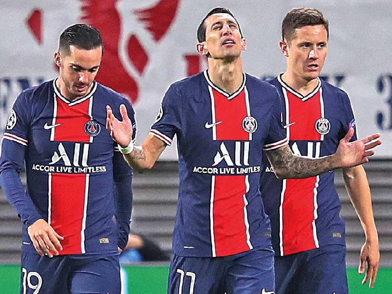 لاعبو باريس سان جرمان خلال مواجهة لايبزيغ أمس الأول