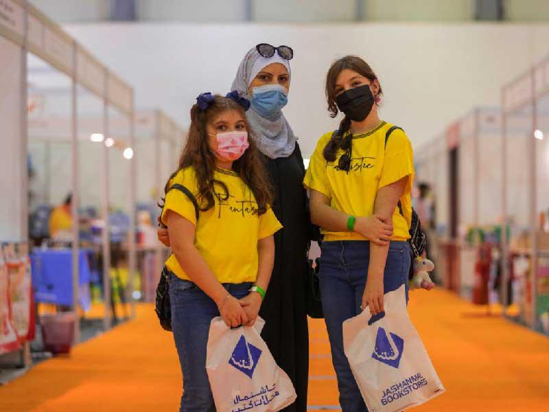 زائرات معرض الشارقة الدولي للكتاب 