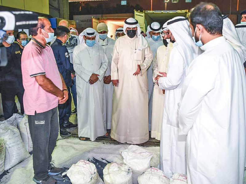  نائب رئيس مجلس الوزراء وزير الداخلية أنس الصالح خلال فض أحراز المخدرات المضبوطة 