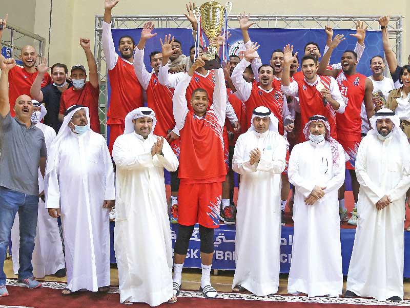 لاعبو الابيض على منصة التتويج