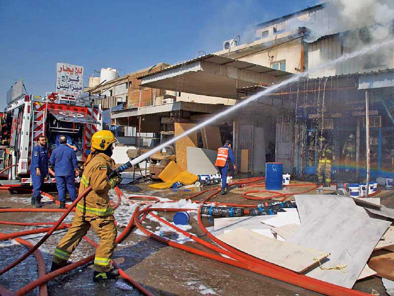 رجال الإطفاء يكافحون الحريق 