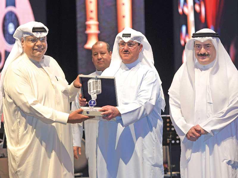 فهد المبارك مكرماً أنور عبدالله بحضور كامل العبدالجليل في إحدى المناسبات